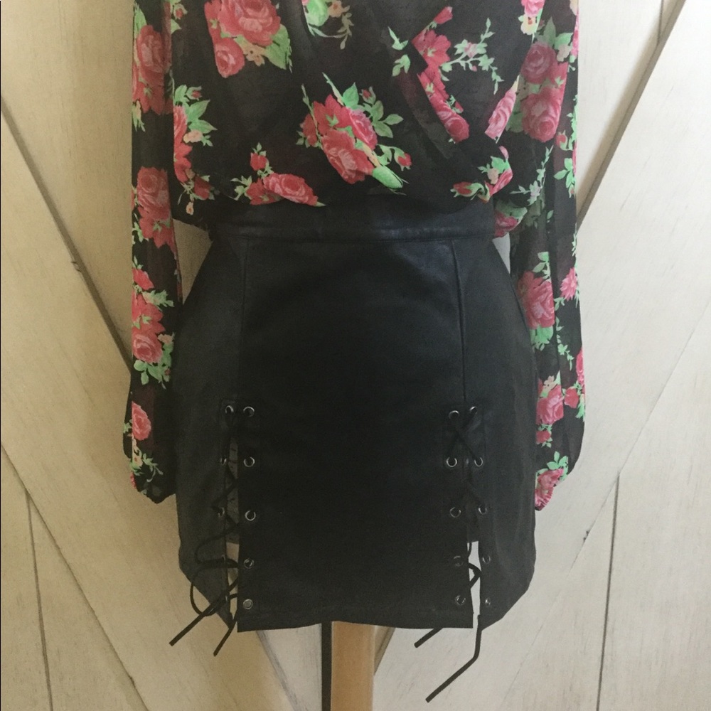 💋Fashion Nova Vegan Leather Lace Up Skirt💋